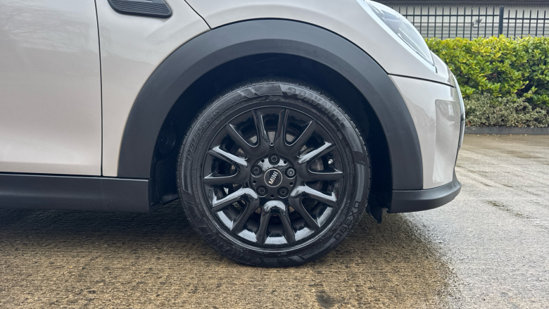 MINI Hatchback 1.5 Cooper Classic Premium Plus 5dr Auto Petrol Hatchback